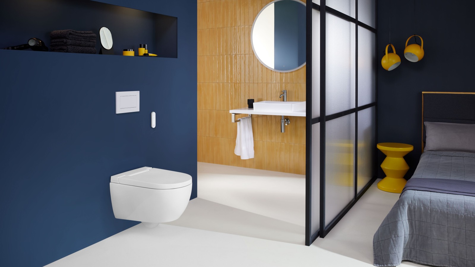 Salle de bain d'hôtel avec WC lavant Geberit AquaClean