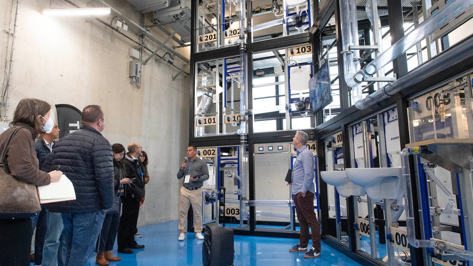 Démonstration de la Tour hydraulique (© Geberit) Démonstration de la Tour hydraulique (© Geberit)