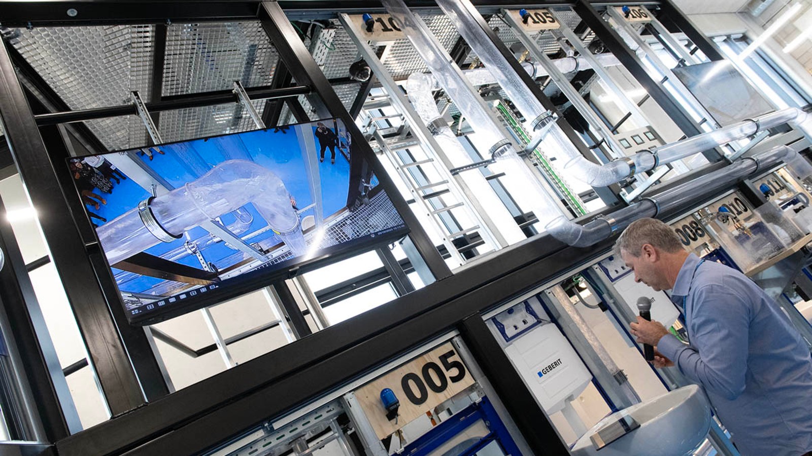 Démonstration de la Tour hydraulique (© Geberit) Démonstration de la Tour hydraulique (© Geberit)