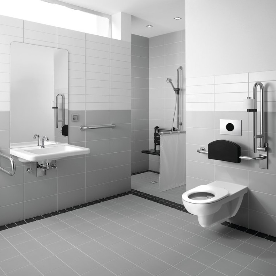 Salle de bain Geberit Renova Comfort avec WC, lavabo et baignoire