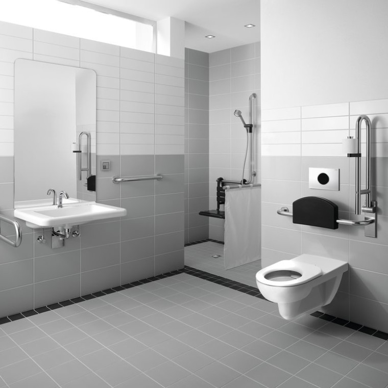 Salle de bain Geberit Renova Comfort avec WC, lavabo et baignoire Salle de bain Geberit Renova Comfort avec WC, lavabo et baignoire