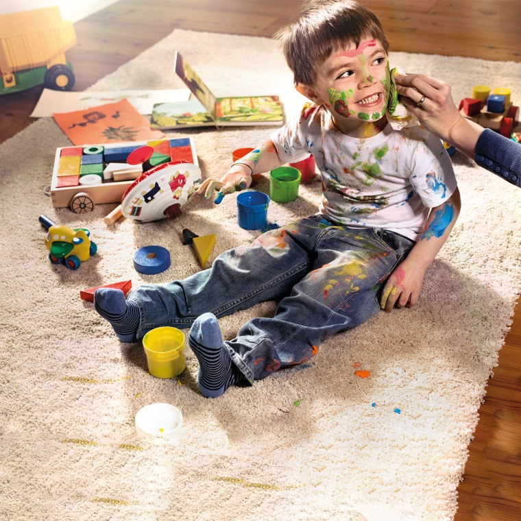 Enfant couvert de peinture Enfant couvert de peinture