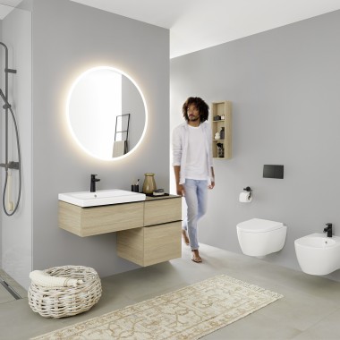 Homme entrant dans une salle de bains équipée d’un lavabo, d’un WC, d’un bidet et de meubles de la collection Geberit iCon. Homme entrant dans une salle de bains équipée d’un lavabo, d’un WC, d’un bidet et de meubles de la collection Geberit iCon.