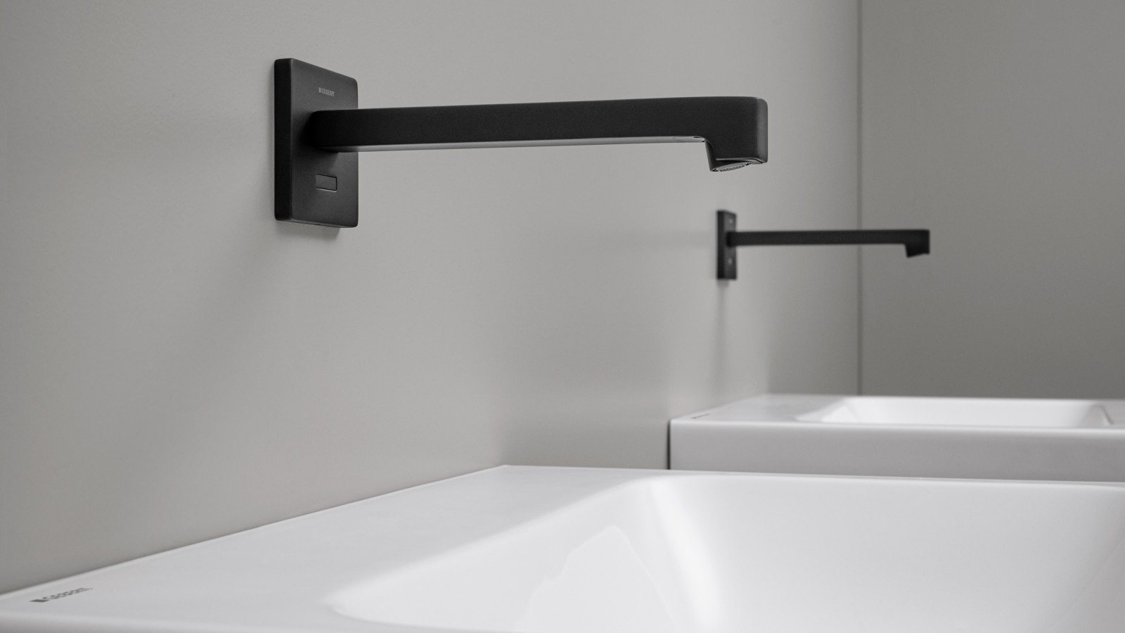 Robinet de lavabo sans contact Geberit Brenta. Robinetterie murale au design carré en noir mat