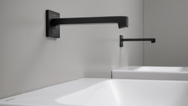 Robinet de lavabo sans contact Geberit Brenta. Robinetterie murale au design carré en noir mat Robinet de lavabo sans contact Geberit Brenta. Robinetterie murale au design carré en noir mat
