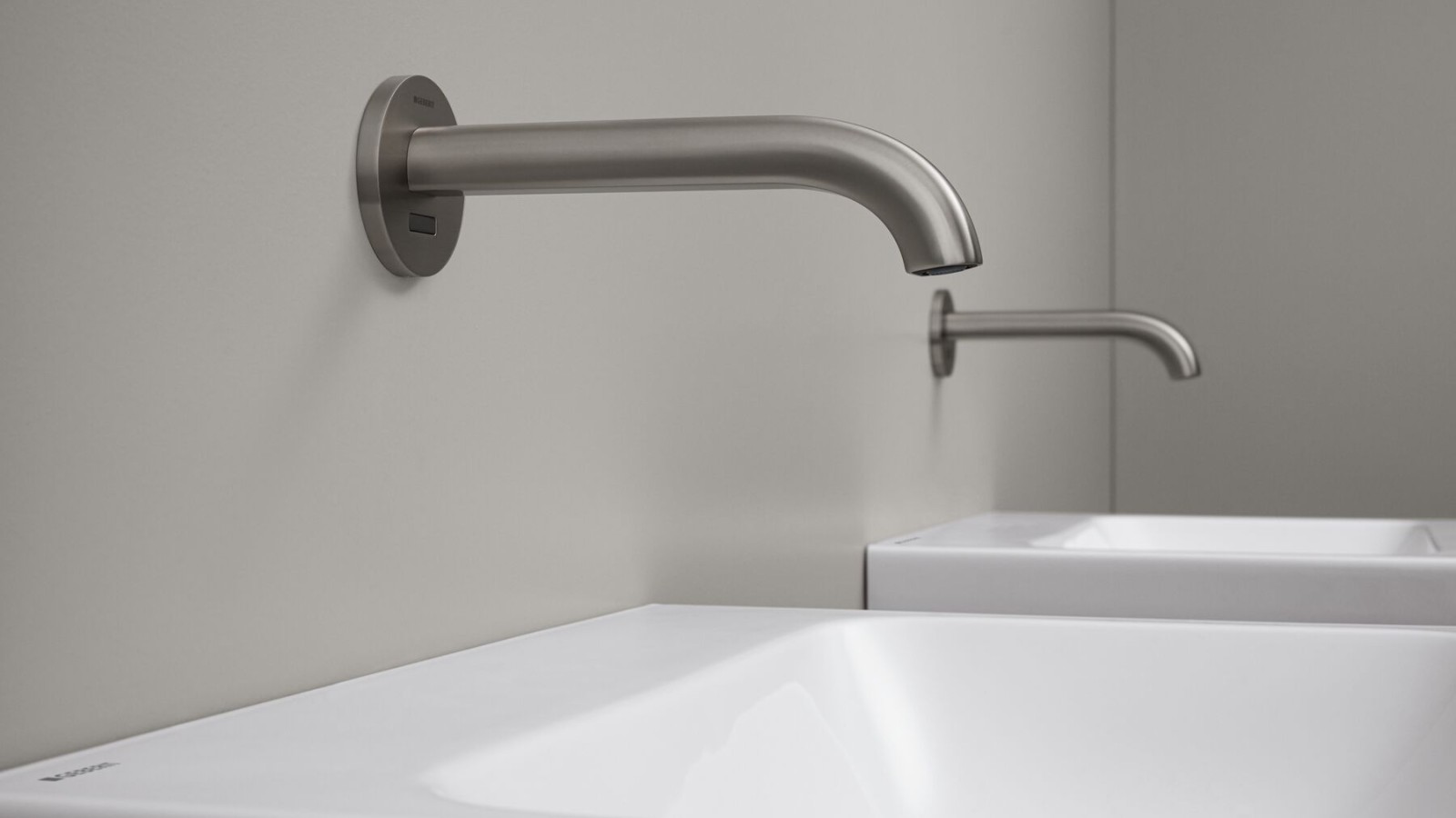 Robinet de lavabo mural Geberit Piave dans un design rond en acier inoxydable brossé