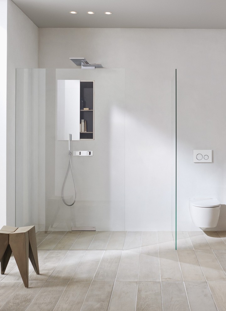 Salle de bains Geberit ONE avec niche de rangement gain de place dans la douche