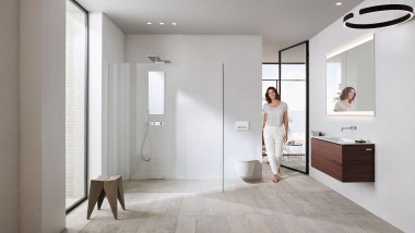 Salle de bains Geberit ONE avec appareils et meubles de salle de bains en céramique blanche (© Geberit)