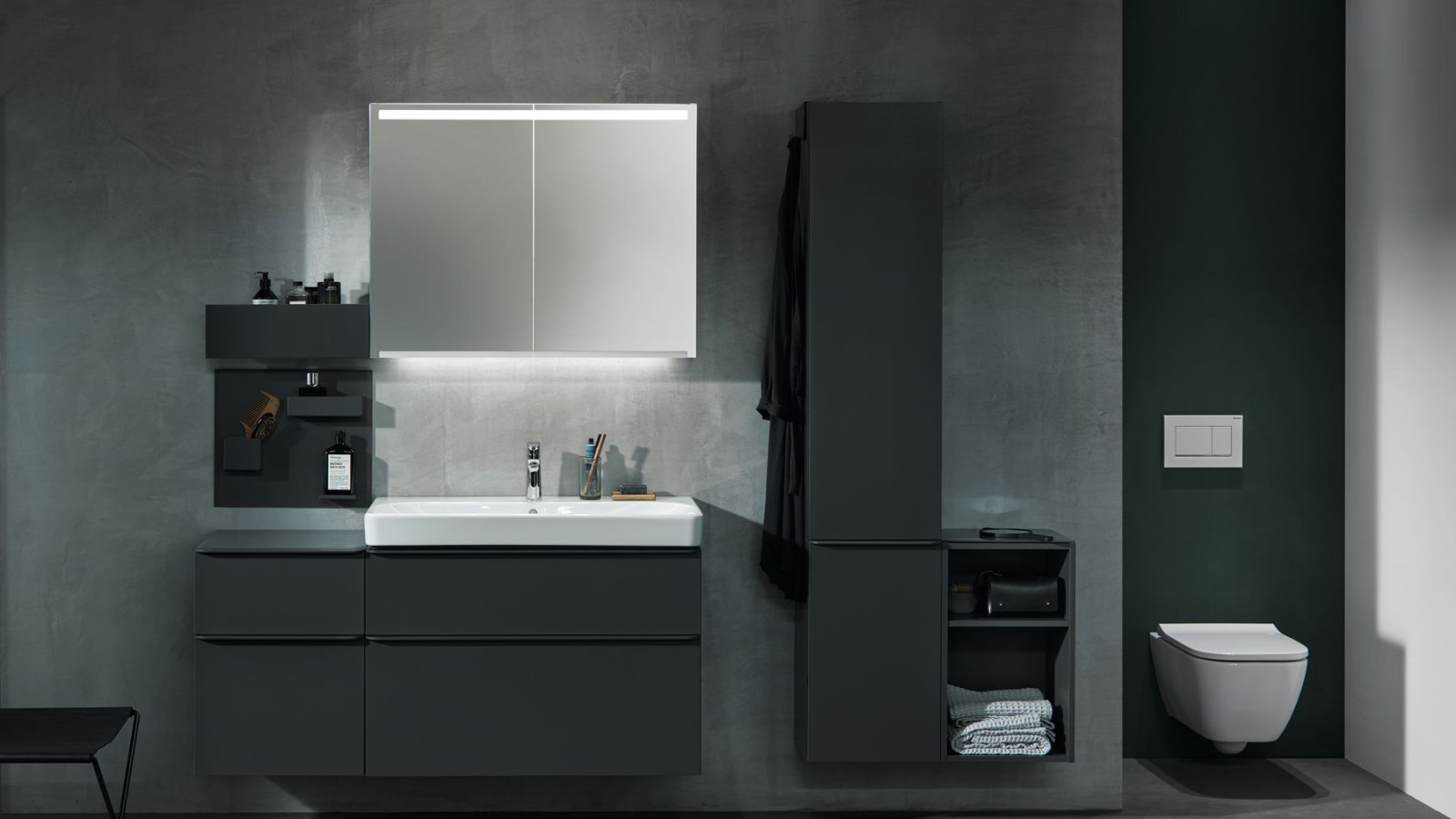 Un WC suspendu Geberit Smyle Square installé dans une niche