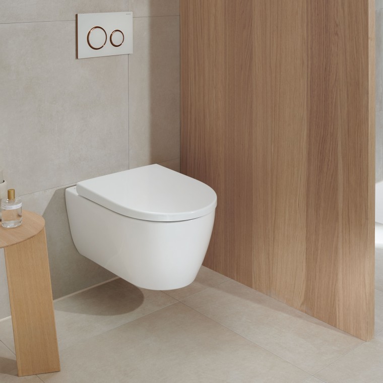 Un WC en céramique blanche dans une salle de bains avec des éléments en bois reste moderne même après de nombreuses années (ici : WC Geberit iCon et plaque de déclenchement Geberit Sigma20). Un WC en céramique blanche dans une salle de bains avec des éléments en bois reste moderne même après de nombreuses années (ici : WC Geberit iCon et plaque de déclenchement Geberit Sigma20).