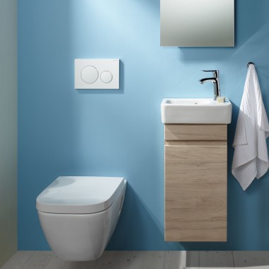 Un WC suspendu Renova Plan et un espace lavabo sur un mur bleu clair