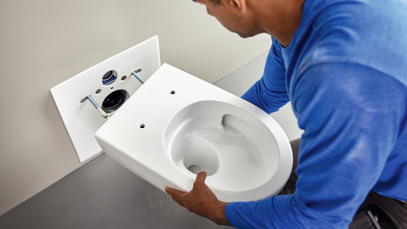 Installation d'un WC de la ligne Geberit Acanto avec technologie TurboFlush