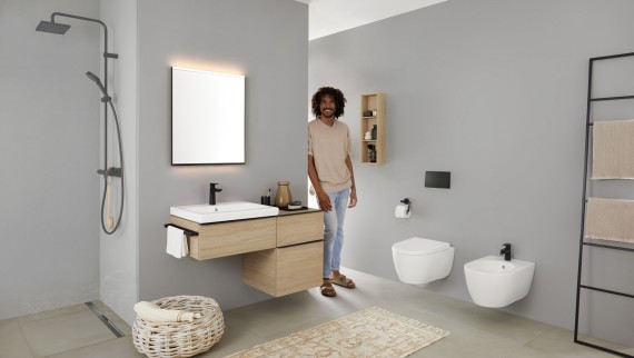 Homme se réjouissant dans une salle de bains Homme se réjouissant dans une salle de bains