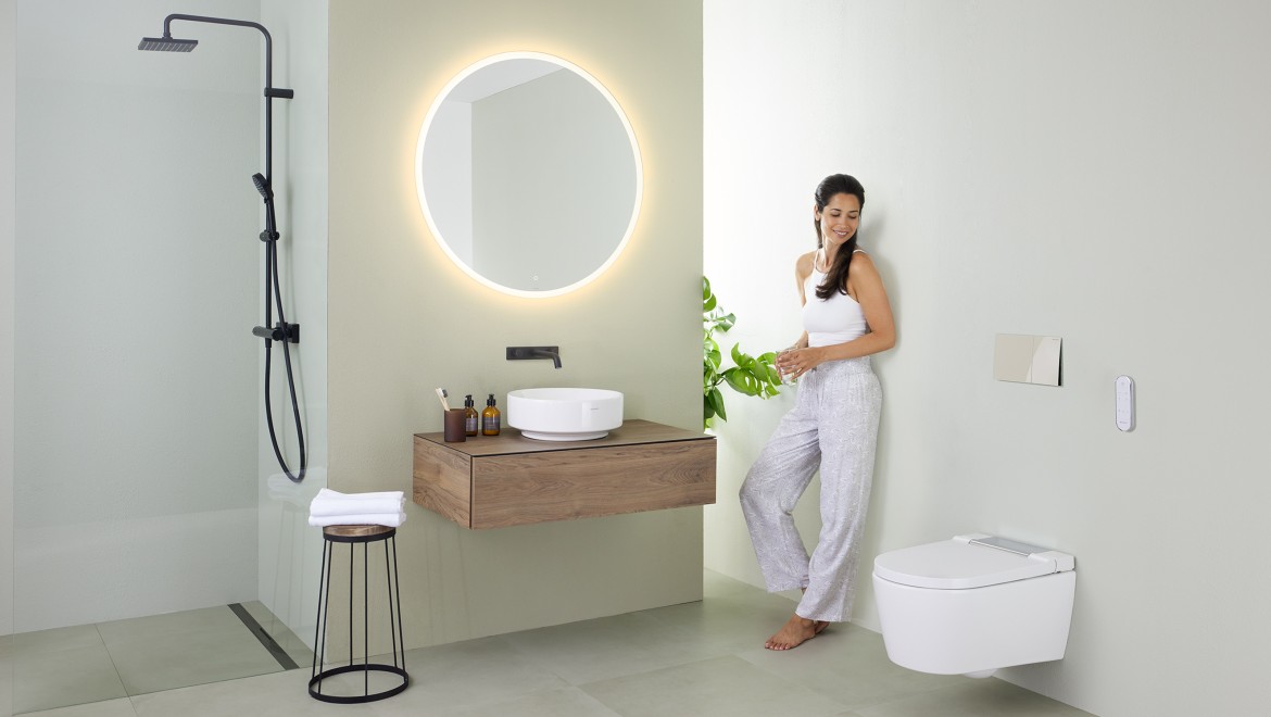 Femme dans une salle de bains minimaliste Femme dans une salle de bains minimaliste