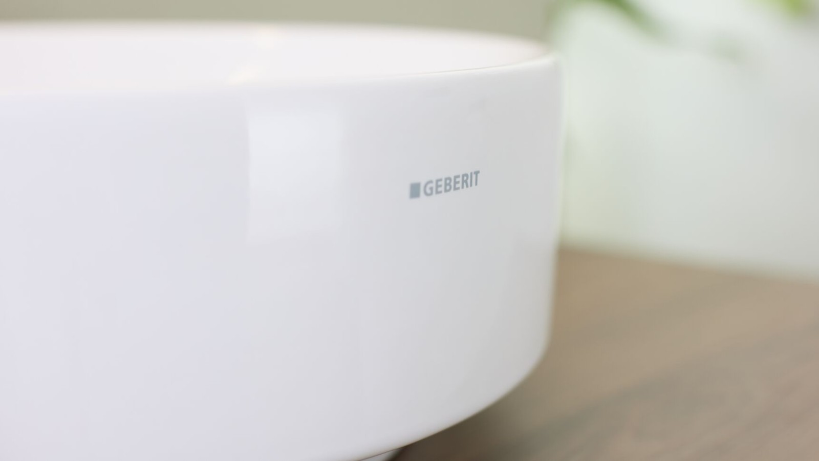 Logo Geberit sur céramique Logo Geberit sur céramique