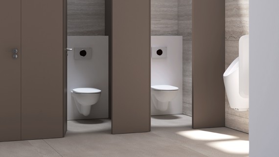 WC public équipé de réservoirs, de plaques de déclenchement WC et urinoirs Geberit