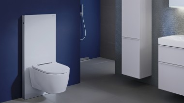 Salle de bain avec panneau sanitaire Geberit Monolith, blanc
