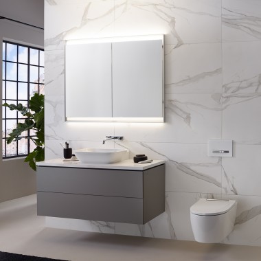 Mur carrelé aspect marbre, lavabo et armoire de toilette avec ComfortLight et Geberit ONE Mur carrelé aspect marbre, lavabo et armoire de toilette avec ComfortLight et Geberit ONE