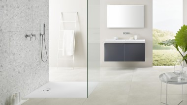 Salle de bains avec douche de plain-pied Geberit Setaplano