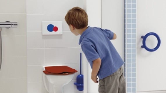 Toilettes de la série Geberit Bambini avec couvercles de WC et plaques de déclenchement colorés