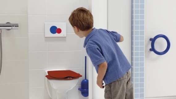 Toilettes de la série Geberit Bambini avec couvercles de WC et plaques de déclenchement colorés Toilettes de la série Geberit Bambini avec couvercles de WC et plaques de déclenchement colorés