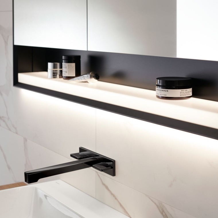 Armoire de toilette avec niche éclairée et cadre noir mat Armoire de toilette avec niche éclairée et cadre noir mat