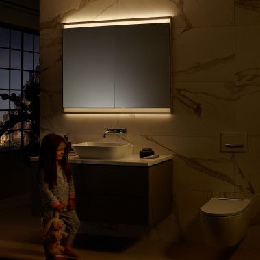 Éclairage d'orientation : une lumière douce qui indique le chemin vers le plan de toilette le soir et facilite le retour au sommeil. Éclairage d'orientation : une lumière douce qui indique le chemin vers le plan de toilette le soir et facilite le retour au sommeil.