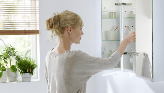 Espace de rangement dans l'armoire de toilettes Geberit Option (© Geberit) Espace de rangement dans l'armoire de toilettes Geberit Option (© Geberit)