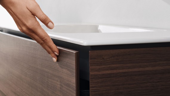 Meuble de lavabo Geberit ONE avec mécanisme d'ouverture "pousse-lâche" Meuble de lavabo Geberit ONE avec mécanisme d'ouverture "pousse-lâche"