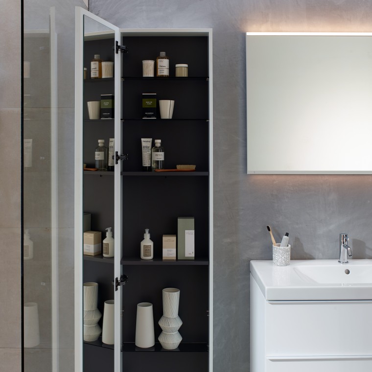 Colonne haute Geberit iCon avec miroir intérieur et beaucoup dʼespace de rangement (© Geberit) Colonne haute Geberit iCon avec miroir intérieur et beaucoup dʼespace de rangement (© Geberit)