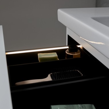 Meuble de salle de bains Geberit iCon avec bandes lumineuses intégrées Meuble de salle de bains Geberit iCon avec bandes lumineuses intégrées