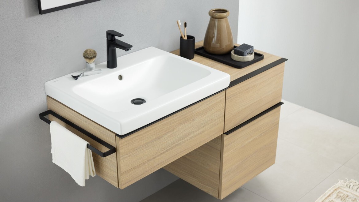 Espace lavabo avec accessoires de salle de bains vasque à poser Geberit iCon blanc mat et noir mat