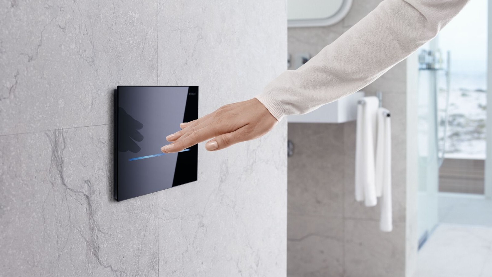 Rinçage des toilettes sans contact ou automatique avec la plaque de déclenchement Geberit Sigma80 dans un design carré Rinçage des toilettes sans contact ou automatique avec la plaque de déclenchement Geberit Sigma80 dans un design carré