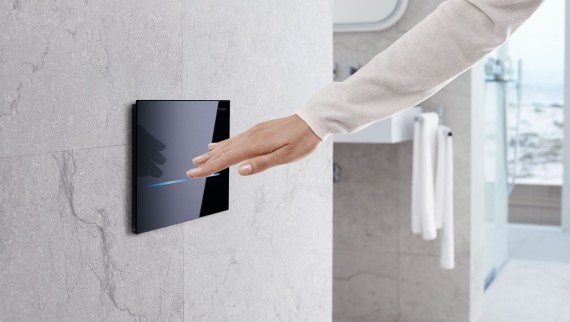 Rinçage des toilettes sans contact ou automatique avec la plaque de déclenchement Geberit Sigma80 dans un design carré