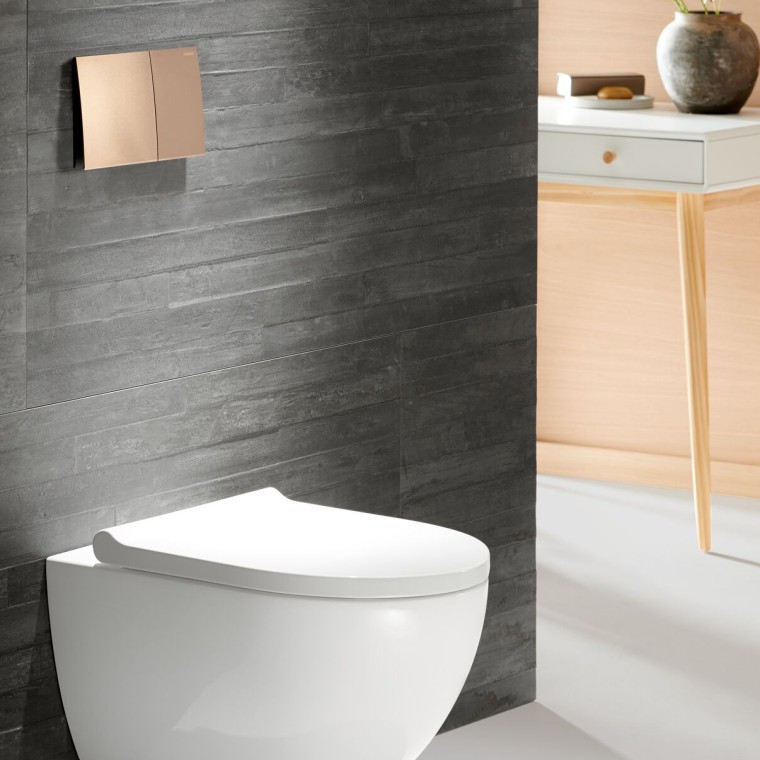Geberit WC Acanto avec plaque de déclenchement Sigma70 en rose or