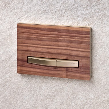 Geberit Sigma50 est disponible avec une surface en bois de noyer américain, parmi d'autres designs.