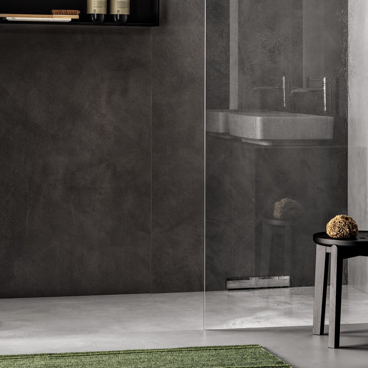 Une douche de plain-pied avec écoulement mural Une douche de plain-pied avec écoulement mural