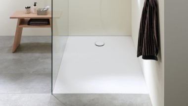 Une douche de plain-pied dans une petite salle de bains