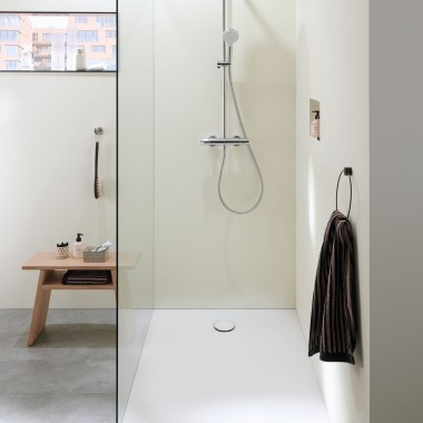 Une douche de plain-pied dans une petite salle de bains