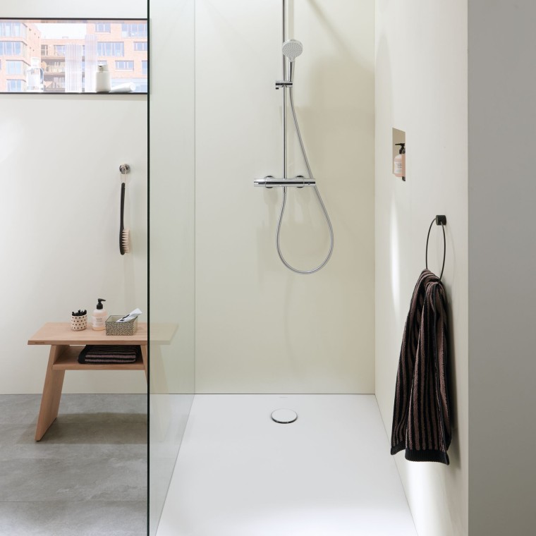 Une douche de plain-pied dans une petite salle de bains