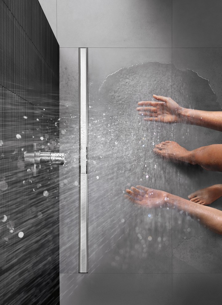 Personne se douchant dans une douche de plain pied Geberit CleanLine (© Geberit)