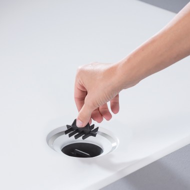 Le filtre à cheveux intégré à la surface de douche Geberit Setaplano Le filtre à cheveux intégré à la surface de douche Geberit Setaplano