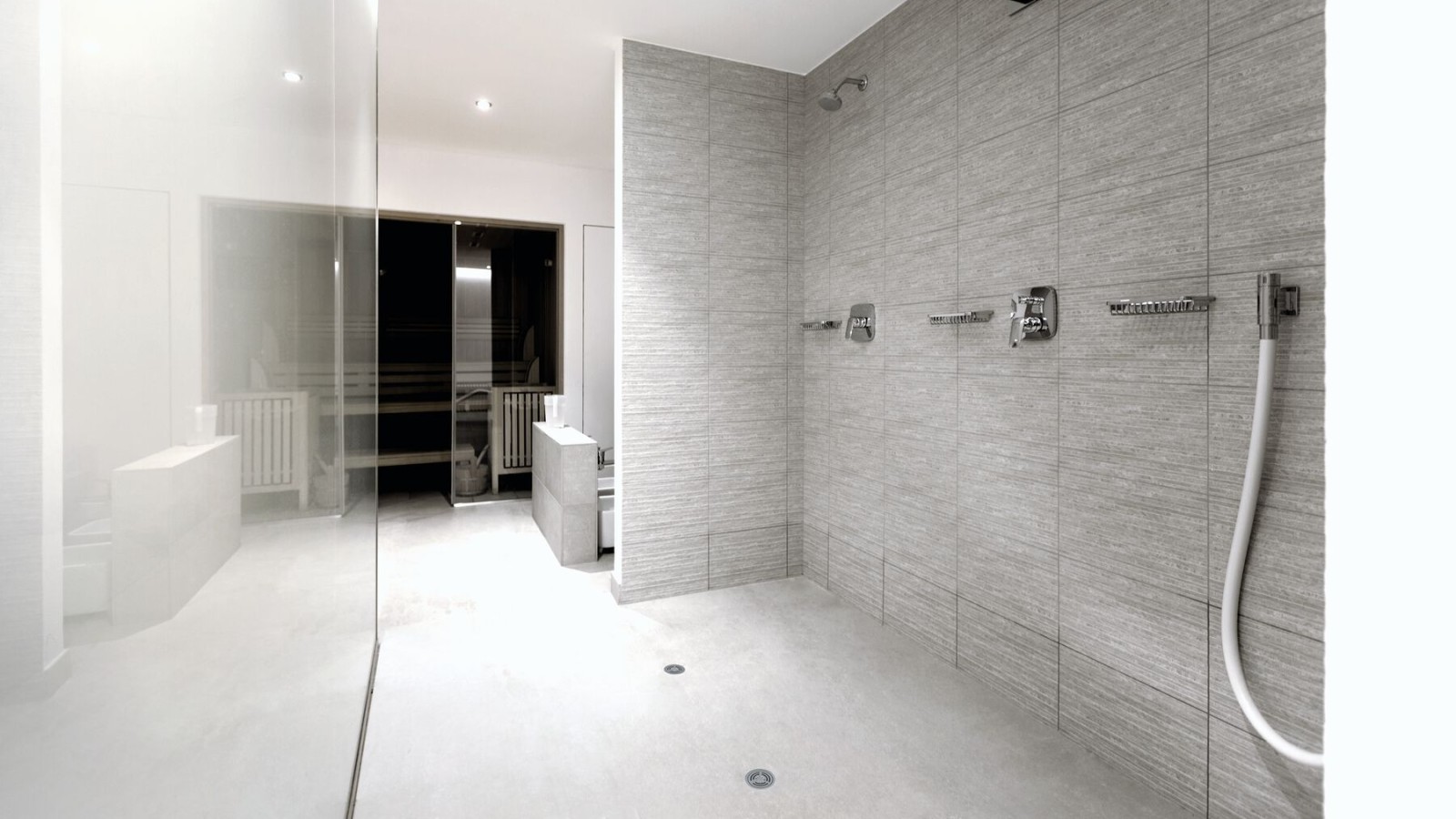 Local sanitaire semi-public avec douche en vinyle (PVC) Geberit avec bonde de sol pour douche de plain-pied Local sanitaire semi-public avec douche en vinyle (PVC) Geberit avec bonde de sol pour douche de plain-pied