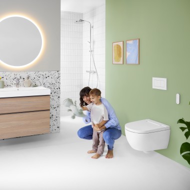 Femme et enfant dans une salle de bains colorée avec miroir Geberit Option