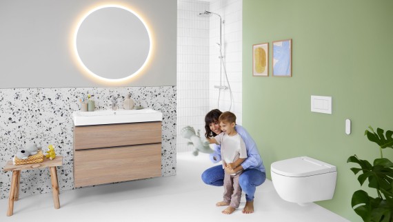 Geberit AquaClean Alba avec femme et enfant dans la salle de bains