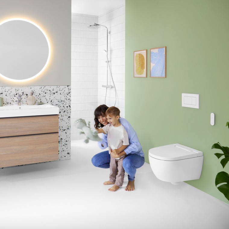 Femme et enfant dans une salle de bains colorée avec miroir Geberit Option Femme et enfant dans une salle de bains colorée avec miroir Geberit Option