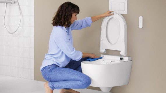 Fonction QuickRelease avec Geberit AquaClean Alba. L'abattant de WC peut être retiré et nettoyé en quelques étapes simples.