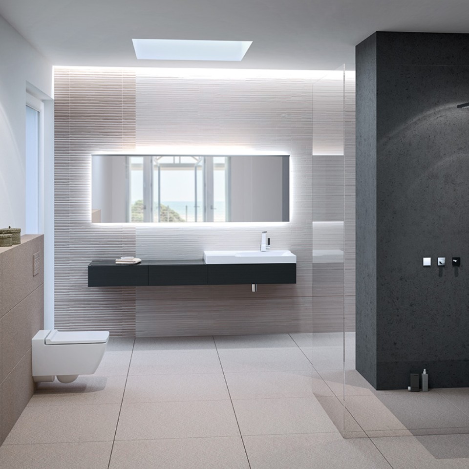 Salle de bains équipée d'un WC Geberit Xeno² sans bride, d'une plaque de déclenchement Sigma70 et d'un lavabo