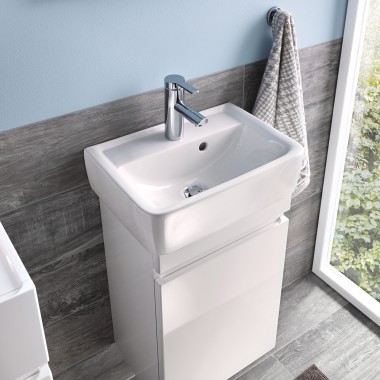 Petit lavabo de Geberit Renova Plan avec meuble sous lavabo