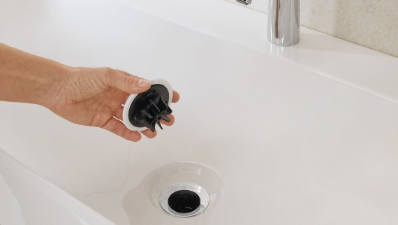Lavabo Geberit ONE : cache bonde avec peigne intégré Lavabo Geberit ONE : cache bonde avec peigne intégré
